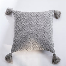 Charger l&#39;image dans la galerie, Housse de coussin matelassée tricotée en forme de chenille – Confort et élégance
