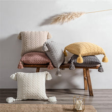 Charger l&#39;image dans la galerie, Housse de coussin matelassée tricotée en forme de chenille – Confort et élégance
