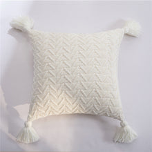 Charger l&#39;image dans la galerie, Housse de coussin matelassée tricotée en forme de chenille – Confort et élégance
