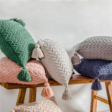 Charger l&#39;image dans la galerie, Housse de coussin matelassée tricotée en forme de chenille – Confort et élégance
