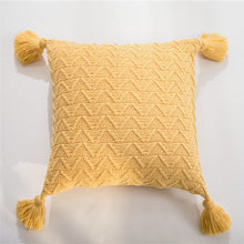 Charger l&#39;image dans la galerie, Housse de coussin matelassée tricotée en forme de chenille – Confort et élégance
