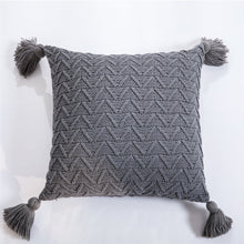 Charger l&#39;image dans la galerie, Housse de coussin matelassée tricotée en forme de chenille – Confort et élégance
