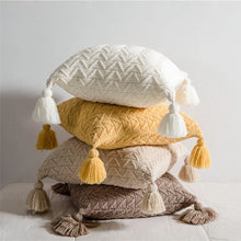 Charger l&#39;image dans la galerie, Housse de coussin matelassée tricotée en forme de chenille – Confort et élégance
