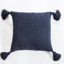 Charger l&#39;image dans la galerie, Housse de coussin matelassée tricotée en forme de chenille – Confort et élégance
